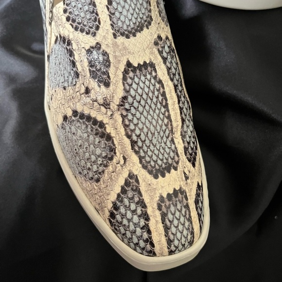 VINCE~PLATFORM~BLUE-~SNAKESKIN~LOAFERS~7.5 - Picture 8 of 12